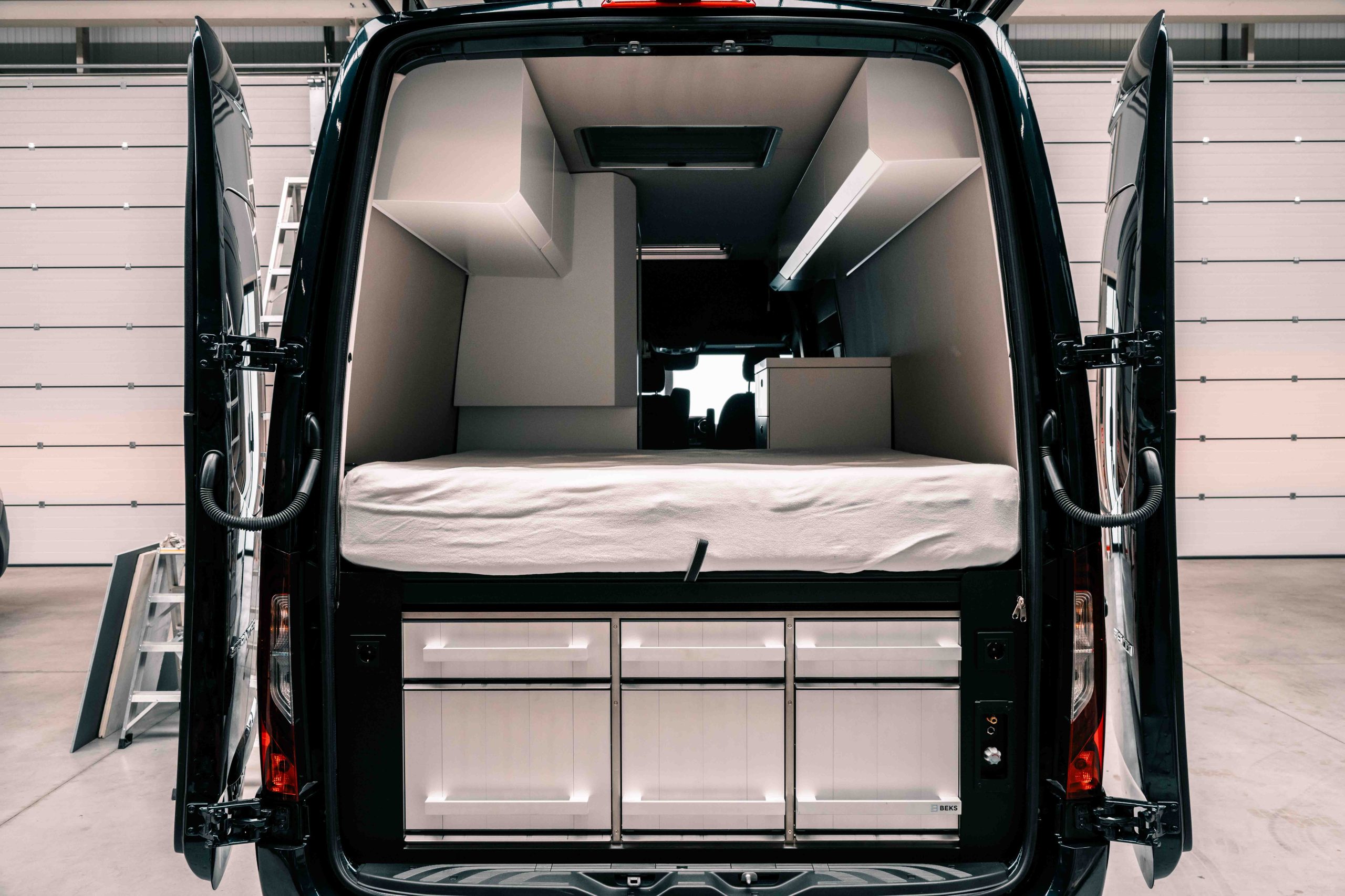 Auping-bed achterin, met aluminium lades