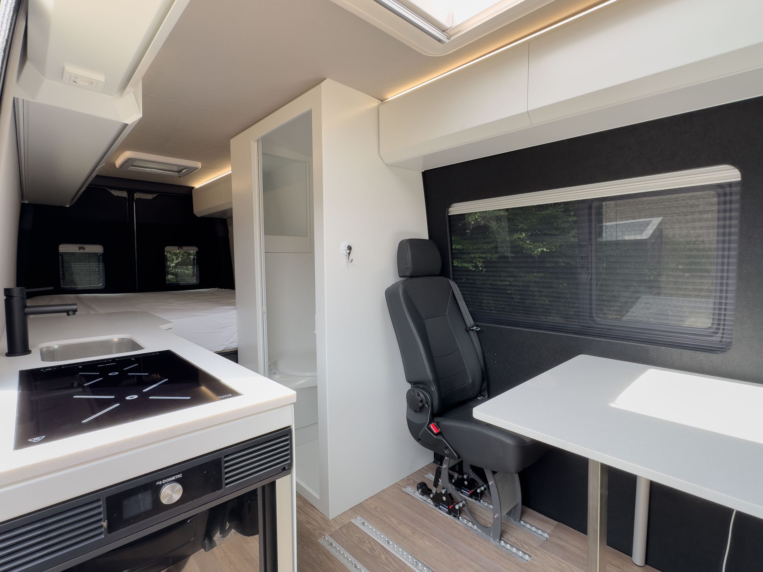 Aluminium interieur met keuken en stoel